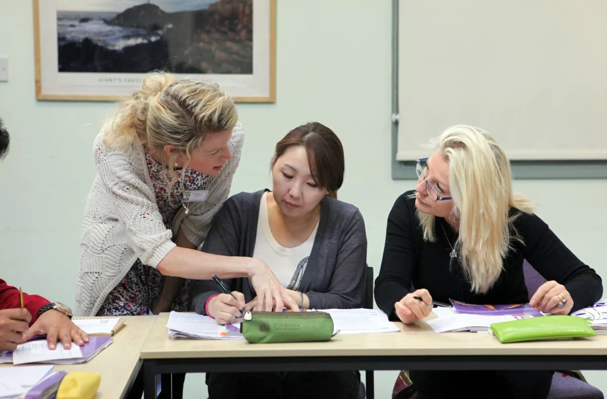 Wimbledon-School-of-English-students-in-class