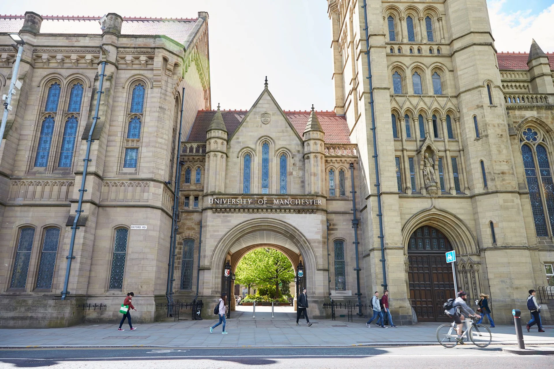 181002-manchester-students-applause